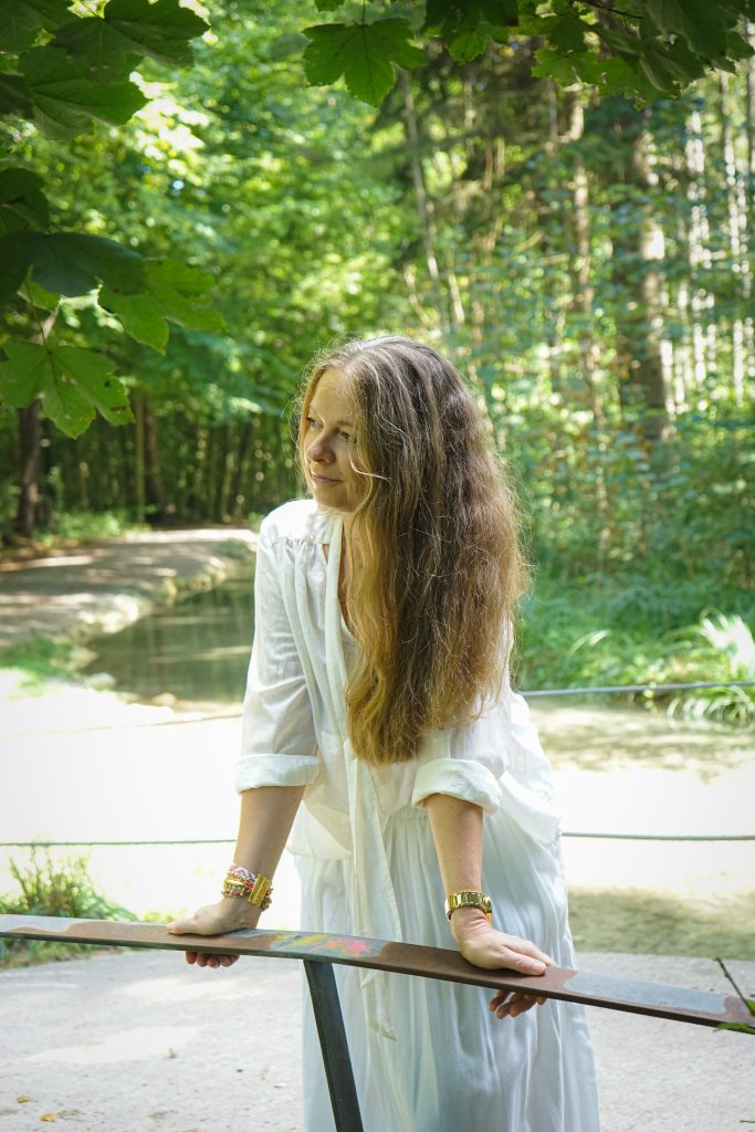 Portrait von Grit Heise, deiner spirituellen Mentorin, mystischer Coach, Heilerin und Seminarleiterin in der Natur in Augsburg